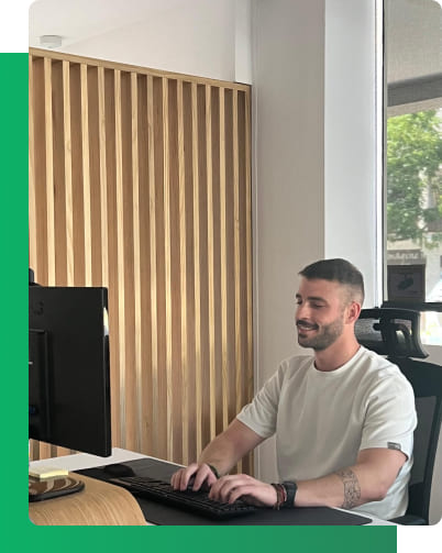 Juan Pérez Nutricionista trabajando en la planificación de un plan personalizado